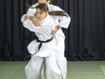県大会優勝経験もあるギャルママ柔道家が負けたらレ●プの真剣勝負⁉健闘するも次々と生ハメ膣内射精されるエロ乱交セックス‼の画像