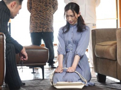 『下着も脱いで全裸だよ!』夫の為に絶倫エロ親父の肉便器となる熟女人妻…幸せな夫婦生活が壊れる屈辱的調教セックスで中出し!の画像