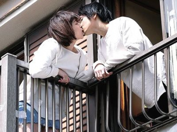 『エッチ…してみる？』旅行で両親が不在なアパートで巨乳ボーイッシュ美少女な幼馴染とイチャイチャセックス！【エロドラマ】の画像