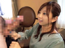 『えっ⁉嘘…凄っ…』目の前に露出された巨根デカチンに興味津々な美女奥さん！他人棒で膣内射精のエロ不倫セックス【人妻ナンパ】の画像