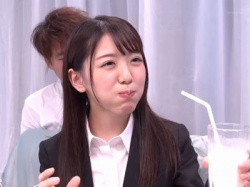 清楚美人で真面目そうな就活生美少女JDが牛乳を口に含んでくすぐり我慢企画！AV男優に責められスーツ着衣でエロセックス‼の画像