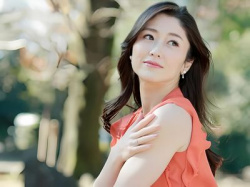 『もっと…シたいです♡』40代美魔女美女人妻のAVデビュー作品⁉色白スレンダー奥さんが3P乱交セックスで顔射お掃除フェラ！の画像