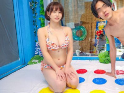 【マジックミラー】大学生友達男女が水着着衣ツイスターゲーム⁉可愛いショートカット美少女JDが友情崩壊セックスするエロ企画！の画像