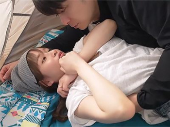 【NTR×人妻】結婚祝いのキャンプで社長の猛攻に耐え切れず美人奥さんが秘所で灼熱の液体を浴びせられる瞬間！の画像