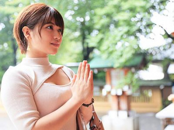 【潮吹き】ショートカットの爆乳美少女がエロさ全開！SEXでメス声とアヘ顔乳揺れの極みに悶絶する姿がたまらないｗｗｗの画像
