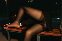【夜の公園で】仕事終わりのOLが自分のストッキング足を嗅いで悦に入っていた件｜[Late-Night Park] An Office Lady Found Pleasure in the Scent of Her Own Stockinged Feetの画像
