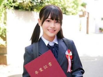 卒業ほやほや女子高生をナンパして初体験デカチン素股でクリクリされちゃうウブパイパンマ○コ!卒業記念にナマ中出しプレゼントの画像