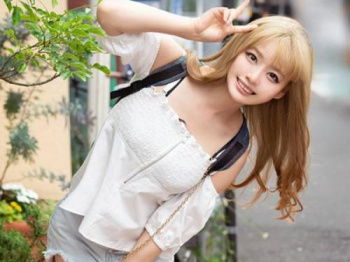 マジ天使!童貞に優しい金髪ギャル『生で挿れてみる?♡』ゴム無しHがOKな神対応で中出し筆おろしセックス!の画像