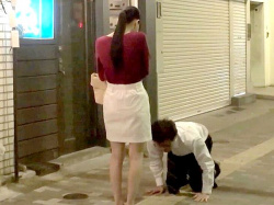 ＜土下座ナンパ＞エロ素人JDに野外で懇願しホテルに誘惑！ラップ素股の童貞企画で発情させ中出し筆おろし！＜乳首舐め手コキ＞の画像