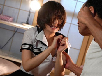 ★義父レ●プ★スレンダー貧乳ロリJKが学生時代に父親に犯され孕ませ中出し！虐待の肉便器凌辱に耐えるも家出…先の自宅で…の画像