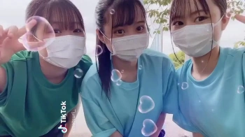 【動画像】JKさん、TikTokで乳をバルンブルンに揺らしてしまうwwwwwwwの画像