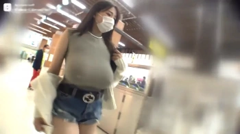 【動画像】う、うわぁぁぁぁぁぁぁああ!!爆乳が街を練り歩いている!!の画像
