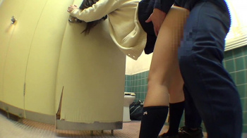 【動画像】美少女JK、多目的トイレでパパと気持ちよくエッチしてしまうwwwwwの画像