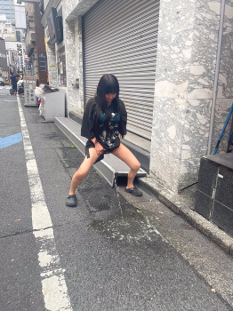 【動画像】まんさん、路上で勢いが良すぎる立ちションをしてしまうwwwwwwの画像