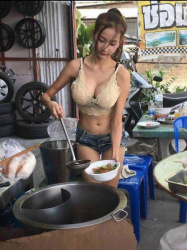 【動画像】タイの屋台の店員お姉さんがドスケベすぎるｗｗｗｗｗｗｗｗｗの画像