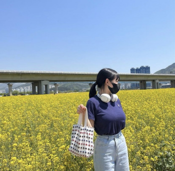 【画像】着衣巨乳まんさん「ねー見て見てこの綺麗なタンポポ畑!」パシャッの画像