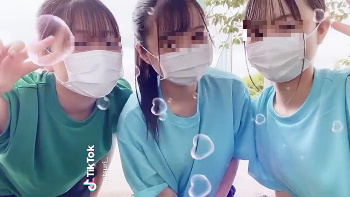 【動画】JKさん、TikTokで乳をバルンブルンに揺らしてしまうwwwwwwwの画像