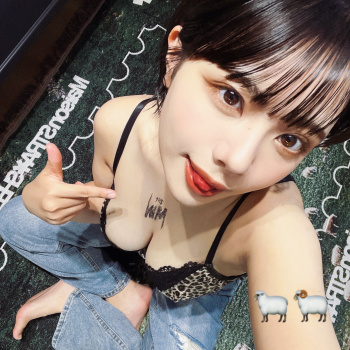 【悲報】デカパイ巨乳ベーシスト女さん、発見される。エっっっロwwwの画像