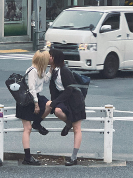【画像】高校生同士のキス現場が撮られるの画像