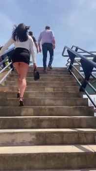 【動画あり】パンチラに気付いたまんさんの反応ｗｗｗｗｗｗｗｗｗｗｗｗｗｗの画像