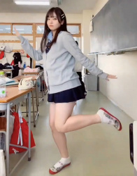 【悲報】JKさん(15)、ドスケベすぎてオバさん達に叩かれてしまう…の画像
