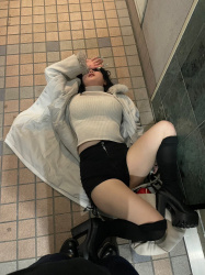 【画像】泥酔したまんさん、お乳パンパンでエ口すぎるwwwwwwwwwの画像