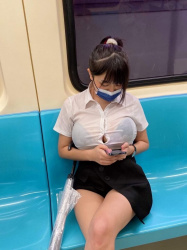 【画像】電車にお●ぱいパッツパツのまんさんがいたwwwwwwwwwwwwwwwwwwwwwの画像
