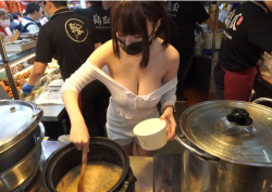 【動画】屋台の看板娘さん、お●ぱいが生意気すぎるｗｗｗｗｗｗｗｗの画像