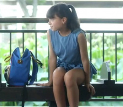 【画像】子役小学生の女の子「え?バケツを使ってポーズするんですか…?」の画像