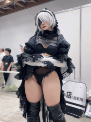 【画像】2Bコスプレイヤーさん、太ももと食い込みがエロすぎるｗｗｗｗｗｗｗｗｗｗｗの画像