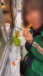 【画像】ドスケベすぎるコンビニ店員まんさんが発見されるwwwwwwwwwwwwの画像