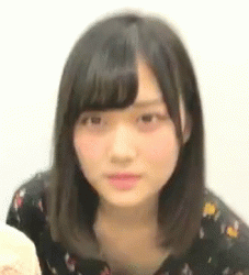 【GIF】前かがみでパイチラした時に慌てて隠す女の子が可愛すぎるwwwwwwの画像