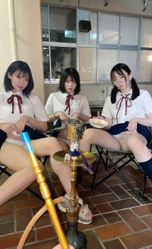 【画像】JKさん「もっと近くで見る？」パンツたくしあげｗｗｗｗの画像