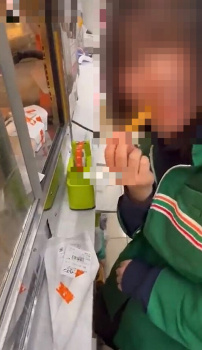 【画像】ドスケベすぎるコンビニ店員まんさんが発見されるｗｗｗｗｗｗｗｗｗｗｗｗの画像