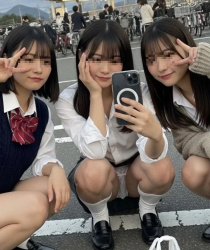 【画像】夕方の田舎の駅前、JKでごった返す…の画像