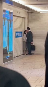 【悲報】駅構内でベロチュー手コキしてたカップル、無事動画が拡散されてしまうｗｗｗｗｗｗｗｗｗの画像
