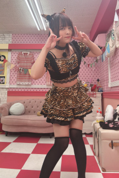 【悲報】あべみかこさん、なんか女装したおっさんみたいになってしまう…の画像