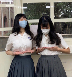 【悲報】爆乳女子高生さん、友達と無慈悲なおっぱい比べをしてみた結果ｗｗｗｗｗｗｗｗの画像