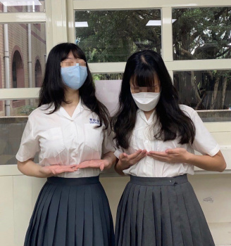 【悲報】爆乳女子高生さん、友達と無慈悲なおっぱい比べをしてみた結果ｗｗｗｗｗｗｗｗの画像