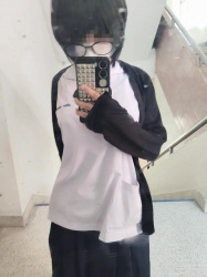 【画像】本物の陰キャ女子の自撮り、心霊写真みたいになるwwwwwwの画像