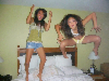 【動画】黒ギャル2人がベッドの上でジャンプしてる画像、15年の時を経て遂に動き出すｗｗｗｗの画像