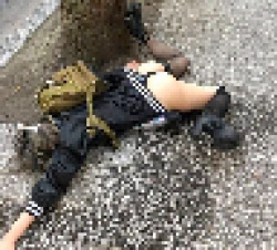 【画像あり】路上にパンツ丸出しの女いてワロタw w w wの画像