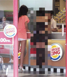 【画像】娼婦みたいなエッチな服装のメスガキがバーガーキングにあらわれるｗｗｗｗの画像