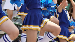 【画像】ＪＫチアリーダーのムチムチ太ももで顔を挟まれながら勃起を抑える男子ｗｗｗｗｗの画像