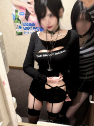 【動画】海外のパンク姉ちゃん、煙草吸ってたらいきなりおっぱいを剥かれるｗｗｗｗｗｗの画像