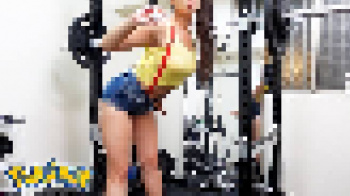 【画像】ママさんYouTuber(31)「ポケモンのカスミコスして筋トレしま～す」の画像