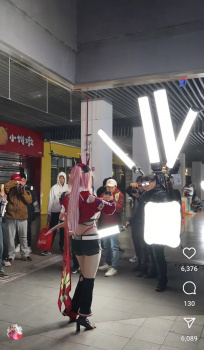 【画像】コスプレイヤーの取り巻きガチでやばいやつが現れるｗｗｗｗｗｗｗｗｗｗｗｗｗｗｗの画像