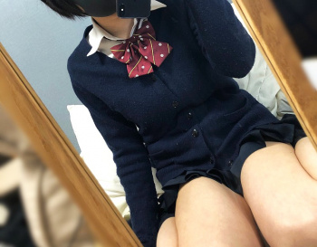 【動画】JKさん、スカートをめくり、お尻で誘惑してしまう。の画像