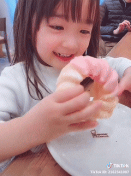 【画像】ミスドにかぶりつくメスガキが撮られるｗｗｗｗｗｗｗｗｗｗｗｗｗｗｗｗｗｗｗｗｗｗｗｗの画像