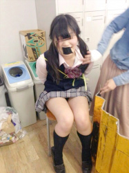【画像】JKさん、悪ふざけで同級生に拘束された姿が妙にエッチ…//////の画像